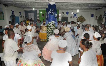A umbanda incorpora o candomblé, o catolicismo, o espiritismo, cultos indígenas e caipiras