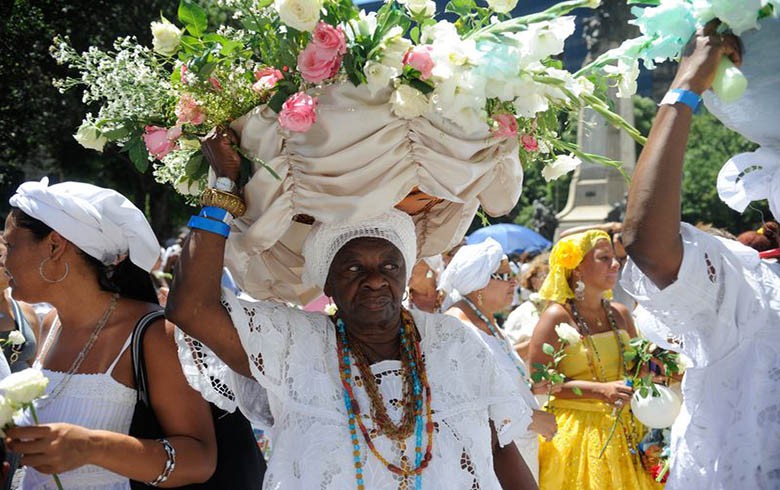 Samba, carnaval, acarajé, feijoada e jogos de búzios são elementos populares da cultura brasileira de origem africana